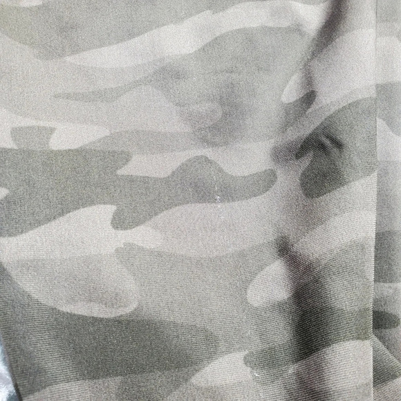 Onzie High Rise Green Camo Leggings - Picture 3 of 5